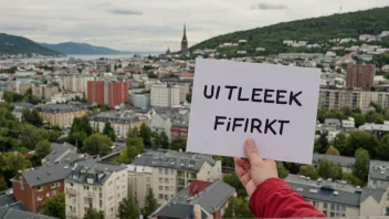 En person som holder et skilt med teksten 'Utleiekonflikt' på norsk, med en bybakgrunn.