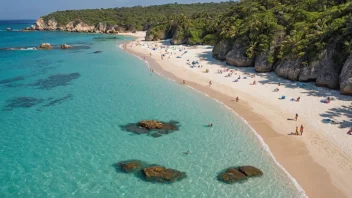 En vakker solkyst med mennesker som nyter stranden.