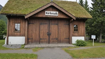 En kirke med en stor tre-dør og et skilt som sier 'Kirkesak' på norsk.