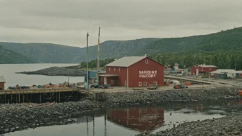 En sardinfabrikk i Norge, med en fiskebåt i bakgrunnen.