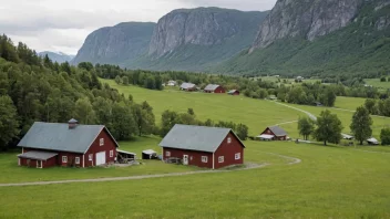 En gård med et gårdshus og en låve på landsbygda i Norge