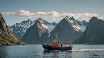 En fiskebåt seiler i de rolige vannene utenfor Lofoten, med en storslagen fjellkjede i bakgrunnen.