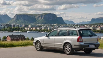 En bil med et startskår på siden, parkert på en gate i en norsk by.