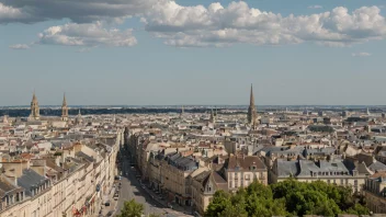 Byen Bordeaux i Frankrike, kjent for sin vinproduksjon og historiske arkitektur.