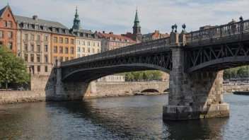 En gammel bybro i Oslo, med en blanding av gamle og nye bygninger i bakgrunnen.