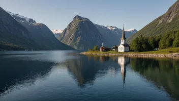 Et pittoreskt landskap av en norsk fjord med en tradisjonell trekirke og et fjellområde.