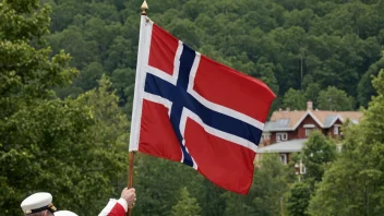 Et norsk flagg som heises under en seremoni, med mennesker i bakgrunnen som ser på.