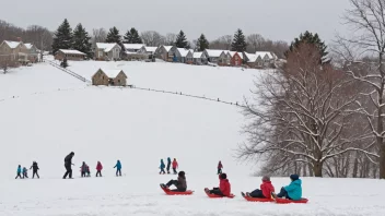 En snødekt bakke med barn som kjelker ned på sleder.