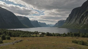 Et fredelig landskap av en flate i Norge med fjell i bakgrunnen