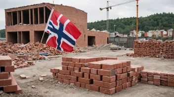 En byggeplass med byggematerialer og et norsk flagg.