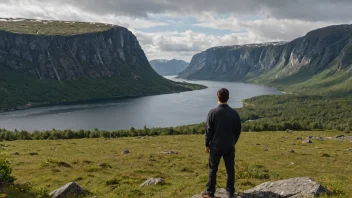 Et naturskjønt bilde av Haugalandet i Norge, med en person i forgrunnen som snakker med en annen person på lokal dialekt.