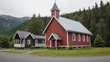 En liten kirke bygget sammen med et stort hus