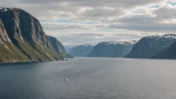 Et kystskip som seiler langs den norske kysten med et naturskjønt landskap i bakgrunnen