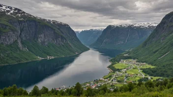 Et pittoreskt bilde av en norsk fjord med en liten landsby i bakgrunnen, omgitt av fjell og skog.