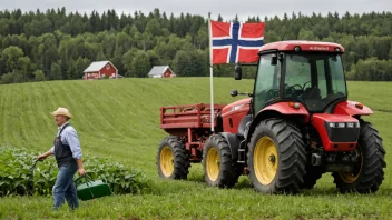 En bonde i en åker med en traktor og et norsk flagg i bakgrunnen, feirer landbruksdag