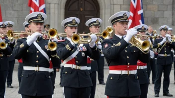 Et militærkapell i uniform som spiller instrumenter.