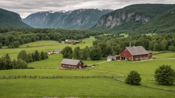 Et idyllisk norsk gårdbruk med en tradisjonell gård og låve, omgitt av frodige grønne åkrer og rullende åser.