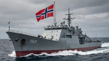 Et norsk militært ammunisjonsfartøy som seiler gjennom havet, med det norske flagget viftende i vinden.