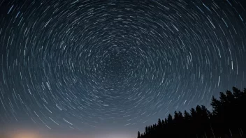 En vakker stjernefylt nattehimmel med en sirkulerende bevegelse av stjerner.