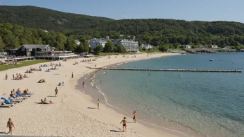 En idyllisk norsk strandscene med mennesker som nyter solen og har det gøy i vannet.