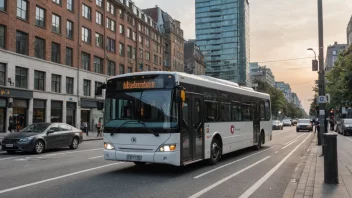 En illustrasjon av en buss med en linjeavslutning på siden, med en bybakgrunn.