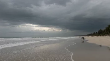 En øde strand under lavsæson.