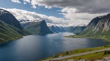 Et malerisk landskap av Jølster-regionen i Norge, med fjorder og fjell.