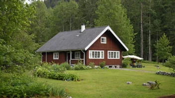 Et tradisjonelt norsk trehus med en hage og en skog i bakgrunnen, som illustrerer begrepet trehusmiljø