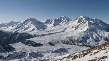 En stor, hvit kolklump i et fjellområde eller vinterlandskap