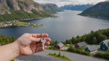 En person som holder en nøkkel til et hus, symboliserer retten til å besitte eller disponere over en eiendom.