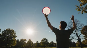 En person kaster en frisbee i en park