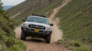 Et 4x4 kjøretøy som kjører på en tøff offroad-løype i fjellet