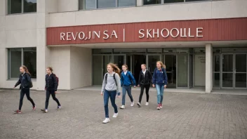 En skolebygning med en skilt som sier 'Revisjonsskole' på norsk.