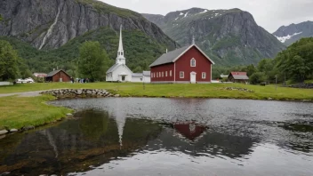 Et lite, trekkelig dåpshus med et skrående tak og en kirkespir i bakgrunnen