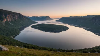 Et fredelig norsk landskap med tåkete fjell og en rolig innsjø.