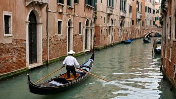 En gondolfør i tradisjonell klesdrakt ror en gondol gjennom en smal kanal i Venezia.