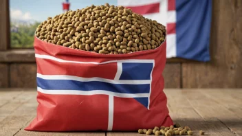 En pose hundefôr med et norsk flagg i bakgrunnen