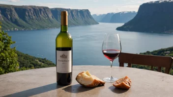 En flaske norskvin på et bord med et glass og en naturskjønn utsikt over en norsk fjord i bakgrunnen.