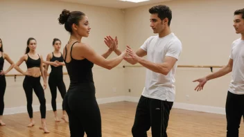 En danseinstruktør gir instruksjoner til en gruppe dansere i et studio