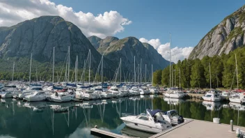 En marina med ulike båter under båtsesongen i Norge.