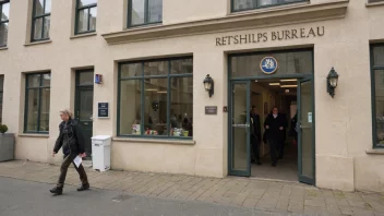 En bygning med en skilt som leser 'Rettshjelpsbureau' på norsk.