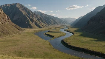 En breid, åpen dal med en elv som renner gjennom den, omgitt av fjell.