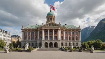 En stor, ornamentert bygning med et norsk flagg som flyr foran, omgitt av skulpturer og malerier av norske landskap og folkemotiver.