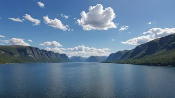 En vakker sommerdag i Norge med en klar blå himmel og noen hvite skyer