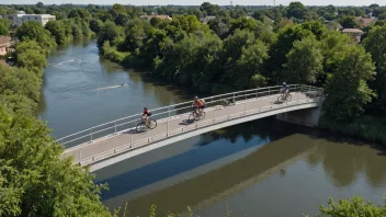 En sykkelbro med moderne design, som spenner over en elv med flere syklister som sykler over den