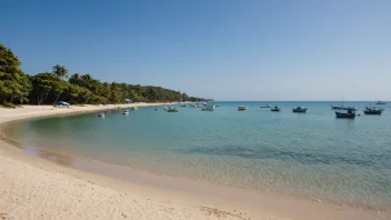 En fredelig fiskestrand med noen båter og en klar blå himmel