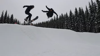 En snøbrettkjører i aksjon på en snøpark.