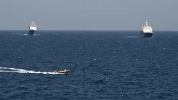 En båt som seiler i havet, etter et annet fartøy