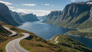 Et pittoreskt landskap av Norges vestkyst med en svingete vei som fører gjennom fjellene og fjordene.