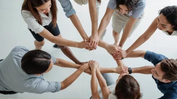 En gruppe mennesker som arbeider sammen, med en kvinne i sentrum, som symboliserer samarbeid og teamwork.